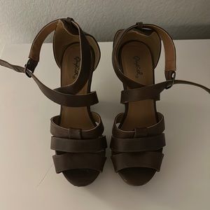 8.5, Brown, cross-strap heels